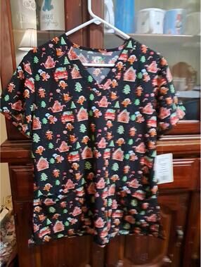Gingerbread‎ House People Womens Size LARGE Scrub Top - NWT Christmas Holiday